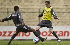 Paulinho, de costas, e Chico durante o treino do Corinthians, realizado esta manh no Parque So Jorge. O prximo jogo da equipe, ser domingo, dia 15/08/2010, contra o Ava, no estdio da Ressacada, em Florianopolis, pela 14. a rodada do Campeonato Brasileiro de 2010