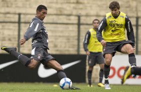 Paulinho e Tcheco durante o treino do Corinthians, realizado esta manh no Parque So Jorge. O prximo jogo da equipe, ser domingo, dia 15/08/2010, contra o Ava, no estdio da Ressacada, em Florianopolis, pela 14. a rodada do Campeonato Brasileiro de 2010