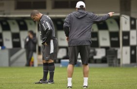 Ronaldo e Adilson Batista durante o treino do Corinthians, realizado esta manhã no Parque São Jorge. O próximo jogo da equipe, será domingo, dia 15/08/2010, contra o Avaí, no estádio da Ressacada, em Florianopolis, pela 14. a rodada do Campeonato Brasileiro de 2010