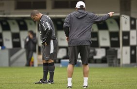 Ronaldo e Adilson Batista durante o treino do Corinthians, realizado esta manh no Parque So Jorge. O prximo jogo da equipe, ser domingo, dia 15/08/2010, contra o Ava, no estdio da Ressacada, em Florianopolis, pela 14. a rodada do Campeonato Brasileiro de 2010