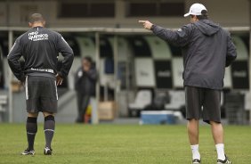 Ronaldo e Adilson Batista durante o treino do Corinthians, realizado esta manh no Parque So Jorge. O prximo jogo da equipe, ser domingo, dia 15/08/2010, contra o Ava, no estdio da Ressacada, em Florianopolis, pela 14. a rodada do Campeonato Brasileiro de 2010