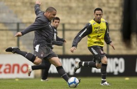 Ronaldo e Chico durante o treino do Corinthians, realizado esta manh no Parque So Jorge. O prximo jogo da equipe, ser domingo, dia 15/08/2010, contra o Ava, no estdio da Ressacada, em Florianopolis, pela 14. a rodada do Campeonato Brasileiro de 2010