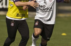 Bruno Cesar e Roberto Carlos durante o treino do Corinthians, realizado esta tarde no Parque So Jorge. O prximo jogo da equipe, ser domingo, dia 15/08/2010, contra o Ava, no estdio da Ressacada, em Florianopolis, pela 14. a rodada do Campeonato Brasileiro de 2010