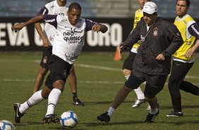 Jucilei, que voltou da Selecao Brasileira, e Adilson Batista durante o treino do Corinthians, realizado esta tarde no Parque So Jorge. O prximo jogo da equipe, ser domingo, dia 15/08/2010, contra o Ava, no estdio da Ressacada, em Florianopolis, pela 14. a rodada do Campeonato Brasileiro de 2010