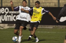 Ralf e Jorge Henrique durante o treino do Corinthians, realizado esta tarde no Parque So Jorge. O prximo jogo da equipe, ser domingo, dia 15/08/2010, contra o Ava, no estdio da Ressacada, em Florianopolis, pela 14. a rodada do Campeonato Brasileiro de 2010