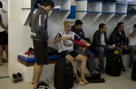 Aldo Bobadilha, de costas, e Julio Cesar nos vestirios antes da partida entre Ava x Corinthians, vlida pela 14 rodada do Campeonato Brasileiro de 2010, serie A, realizada esta tarde no estdio da Ressacada, em Florianopolis/SC