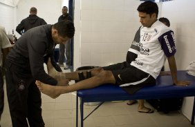 William e o enfermeiro Cleber Costa nos vestirios antes da partida entre Ava x Corinthians, vlida pela 14 rodada do Campeonato Brasileiro de 2010, serie A, realizada esta tarde no estdio da Ressacada, em Florianopolis/SC