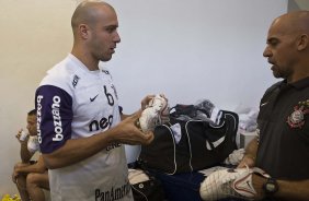 Alessandro com o roupeiro Edizio nos vestirios antes da partida entre Corinthians x So Paulo, vlida pela 15 rodada do Campeonato Brasileiro de 2010, serie A, realizada esta tarde no estdio do Pacaembu, em So Paulo. So Paulo, Brasil