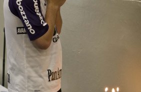 Bruno Cesar rezando nos vestiários antes da partida entre Corinthians x São Paulo, válida pela 15ª rodada do Campeonato Brasileiro de 2010, serie A, realizada esta tarde no estádio do Pacaembu, em São Paulo. São Paulo, Brasil