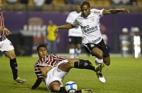Casemiro e Elias durante a partida entre Corinthians x São Paulo, válida pela 15ª rodada do Campeonato Brasileiro de 2010, serie A, realizada esta tarde no estádio do Pacaembu, em São Paulo. São Paulo, Brasil