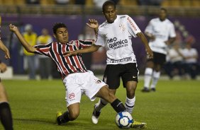 Casemiro e Elias durante a partida entre Corinthians x So Paulo, vlida pela 15 rodada do Campeonato Brasileiro de 2010, serie A, realizada esta tarde no estdio do Pacaembu, em So Paulo. So Paulo, Brasil