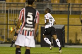 Elias comemora seu primeiro gol durante a partida entre Corinthians x São Paulo, válida pela 15ª rodada do Campeonato Brasileiro de 2010, serie A, realizada esta tarde no estádio do Pacaembu, em São Paulo. São Paulo, Brasil