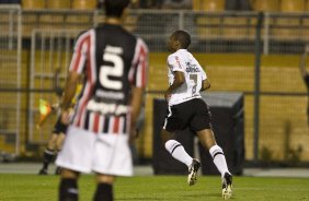 Elias comemora seu primeiro gol durante a partida entre Corinthians x So Paulo, vlida pela 15 rodada do Campeonato Brasileiro de 2010, serie A, realizada esta tarde no estdio do Pacaembu, em So Paulo. So Paulo, Brasil