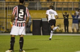 Elias comemora seu primeiro gol durante a partida entre Corinthians x So Paulo, vlida pela 15 rodada do Campeonato Brasileiro de 2010, serie A, realizada esta tarde no estdio do Pacaembu, em So Paulo. So Paulo, Brasil