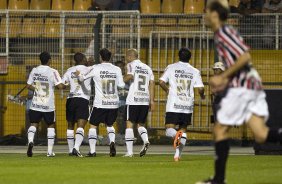 Jogadores comemoram primeiro gol durante a partida entre Corinthians x São Paulo, válida pela 15ª rodada do Campeonato Brasileiro de 2010, serie A, realizada esta tarde no estádio do Pacaembu, em São Paulo. São Paulo, Brasil