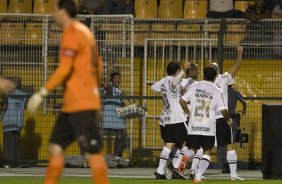 Jogadores comemoram primeiro gol durante a partida entre Corinthians x São Paulo, válida pela 15ª rodada do Campeonato Brasileiro de 2010, serie A, realizada esta tarde no estádio do Pacaembu, em São Paulo. São Paulo, Brasil