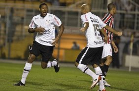 Jucilei comemora seu gol com Souza durante a partida entre Corinthians x So Paulo, vlida pela 15 rodada do Campeonato Brasileiro de 2010, serie A, realizada esta tarde no estdio do Pacaembu, em So Paulo. So Paulo, Brasil