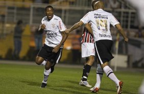 Jucilei comemora seu gol com Souza durante a partida entre Corinthians x So Paulo, vlida pela 15 rodada do Campeonato Brasileiro de 2010, serie A, realizada esta tarde no estdio do Pacaembu, em So Paulo. So Paulo, Brasil