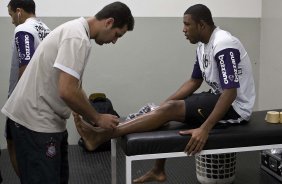 O enfermeiro Alex Dias e Jucilei nos vestirios antes da partida entre Corinthians x So Paulo, vlida pela 15 rodada do Campeonato Brasileiro de 2010, serie A, realizada esta tarde no estdio do Pacaembu, em So Paulo. So Paulo, Brasil