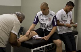 O enfermeiro Cear; Julio Cesar e Ralf nos vestirios antes da partida entre Corinthians x So Paulo, vlida pela 15 rodada do Campeonato Brasileiro de 2010, serie A, realizada esta tarde no estdio do Pacaembu, em So Paulo. So Paulo, Brasil