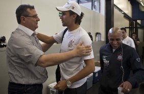 O zagueiro Paulo Andr cumprimenta o diretor Mario Gobbi nos vestirios antes da partida entre Corinthians x So Paulo, vlida pela 15 rodada do Campeonato Brasileiro de 2010, serie A, realizada esta tarde no estdio do Pacaembu, em So Paulo. So Paulo, Brasil