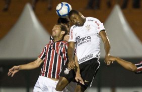 Rodrigo Souto e Jucilei durante a partida entre Corinthians x So Paulo, vlida pela 15 rodada do Campeonato Brasileiro de 2010, serie A, realizada esta tarde no estdio do Pacaembu, em So Paulo. So Paulo, Brasil