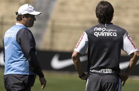 Adilson Batista conversa com Paulo Andr, de costas, durante o treino do Corinthians, realizado esta manh no Parque So Jorge. O prximo jogo da equipe, ser amanh, quarta-feira, dia 25/08, contra o Cruzeiro, no estdio Joo Havelange, em Uberlandia, pela 16. a rodada do Campeonato Brasileiro de 2010