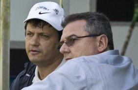 Adilson Batista e o diretor de futebol Mario Gobbi durante o treino do Corinthians, realizado esta manh no Parque So Jorge. O prximo jogo da equipe, ser amanh, quarta-feira, dia 25/08, contra o Cruzeiro, no estdio Joo Havelange, em Uberlandia, pela 16. a rodada do Campeonato Brasileiro de 2010