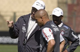 Adilson Batista e Roberto Carlos durante o treino do Corinthians, realizado esta manh no Parque So Jorge. O prximo jogo da equipe, ser amanh, quarta-feira, dia 25/08, contra o Cruzeiro, no estdio Joo Havelange, em Uberlandia, pela 16. a rodada do Campeonato Brasileiro de 2010