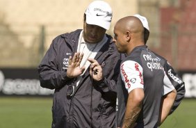 Adilson Batista e Roberto Carlos durante o treino do Corinthians, realizado esta manh no Parque So Jorge. O prximo jogo da equipe, ser amanh, quarta-feira, dia 25/08, contra o Cruzeiro, no estdio Joo Havelange, em Uberlandia, pela 16. a rodada do Campeonato Brasileiro de 2010