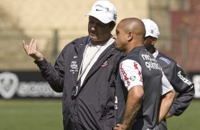 Adilson Batista e Roberto Carlos durante o treino do Corinthians, realizado esta manh no Parque So Jorge. O prximo jogo da equipe, ser amanh, quarta-feira, dia 25/08, contra o Cruzeiro, no estdio Joo Havelange, em Uberlandia, pela 16. a rodada do Campeonato Brasileiro de 2010