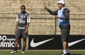 Elias e Adilson Batista durante o treino do Corinthians, realizado esta manh no Parque So Jorge. O prximo jogo da equipe, ser amanh, quarta-feira, dia 25/08, contra o Cruzeiro, no estdio Joo Havelange, em Uberlandia, pela 16. a rodada do Campeonato Brasileiro de 2010