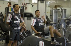 Imagem refletida no espelho de Iarley e Dentinho durante o treino do Corinthians, realizado esta tarde no Parque So Jorge. O prximo jogo da equipe, ser domingo, dia 29/08, contra o Vitoria/BA, no estdio do Pacaembu, pela 17. a rodada do Campeonato Brasileiro de 2010
