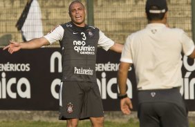 Ronaldo conversa com o preparador fsico Eduardo Silva durante o treino do Corinthians, realizado esta tarde no Parque So Jorge. O prximo jogo da equipe, ser domingo, dia 29/08, contra o Vitoria/BA, no estdio do Pacaembu, pela 17. a rodada do Campeonato Brasileiro de 2010