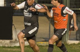 Ronaldo e Tcheco durante o treino do Corinthians, realizado esta tarde no Parque So Jorge. O prximo jogo da equipe, ser domingo, dia 29/08, contra o Vitoria/BA, no estdio do Pacaembu, pela 17. a rodada do Campeonato Brasileiro de 2010