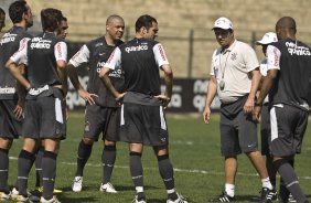 Adilson Batista reune os jogadores no centro do campo durante o treino do Corinthians, realizado esta manh no Parque So Jorge. O prximo jogo da equipe, ser domingo, dia 29/08, contra o Vitoria/BA, no estdio do Pacaembu, pela 17. a rodada do Campeonato Brasileiro de 2010