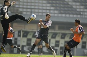 Aldo Bobadilha; Danilo e Caju durante o treino do Corinthians, realizado esta manh no Parque So Jorge. O prximo jogo da equipe, ser domingo, dia 29/08, contra o Vitoria/BA, no estdio do Pacaembu, pela 17. a rodada do Campeonato Brasileiro de 2010