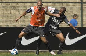 Souza e Thiago Heleno durante o treino do Corinthians, realizado esta manh no Parque So Jorge. O prximo jogo da equipe, ser domingo, dia 29/08, contra o Vitoria/BA, no estdio do Pacaembu, pela 17. a rodada do Campeonato Brasileiro de 2010