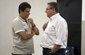 Adilson Batista e o diretor de futebol Mario Gobbi nos vestirios antes da partida entre Corinthians x Vitoria/BA, vlida pela 17 rodada do Campeonato Brasileiro de 2010, serie A, realizada esta tarde no estdio do Pacaembu, em So Paulo. So Paulo, Brasil