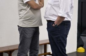Adilson Batista e o diretor Mario Gobbi nos vestirios antes da partida entre Corinthians x Vitoria/BA, vlida pela 17 rodada do Campeonato Brasileiro de 2010, serie A, realizada esta tarde no estdio do Pacaembu, em So Paulo. So Paulo, Brasil