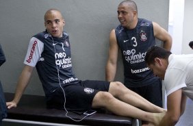 Julio Cesar; Ronaldo e o enfermeiro Cleber Costa nos vestirios antes da partida entre Corinthians x Vitoria/BA, vlida pela 17 rodada do Campeonato Brasileiro de 2010, serie A, realizada esta tarde no estdio do Pacaembu, em So Paulo. So Paulo, Brasil