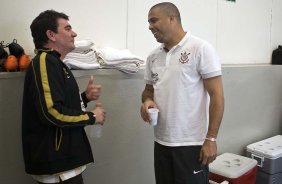 O presidente Andres Sanche e Ronaldo nos vestirios antes da partida entre Corinthians x Vitoria/BA, vlida pela 17 rodada do Campeonato Brasileiro de 2010, serie A, realizada esta tarde no estdio do Pacaembu, em So Paulo. So Paulo, Brasil