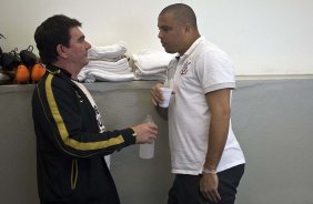 O presidente Andres Sanchez e Ronaldo nos vestirios antes da partida entre Corinthians x Vitoria/BA, vlida pela 17 rodada do Campeonato Brasileiro de 2010, serie A, realizada esta tarde no estdio do Pacaembu, em So Paulo. So Paulo, Brasil
