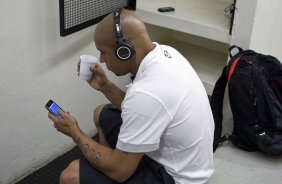 Roberto Carlos nos vestirios antes da partida entre Corinthians x Vitoria/BA, vlida pela 17 rodada do Campeonato Brasileiro de 2010, serie A, realizada esta tarde no estdio do Pacaembu, em So Paulo. So Paulo, Brasil