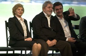 O presidente Luiz Inacio Lula da Silva, ao lado da esposa Dna. Mariza Leticia e do presidente Andres Sanches recebeu esta noite homenagem do Corinthians no Parque So Jorge, como Torcedor do Centenario, e do Clube dos 13 como Chanceler do Futebol Brasileiro