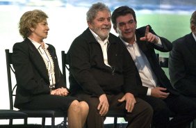 O presidente Luiz Inacio Lula da Silva, ao lado da esposa Dna Mariza Leticia, e do presidente Andres Sanchez recebeu esta noite homenagem do Corinthians no Parque So Jorge, como Torcedor do Centenario, e do Clube dos 13 como Chanceler do Futebol Brasileiro