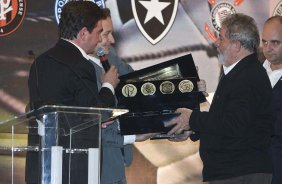 O presidente Luiz Inacio Lula da Silva recebeu esta noite homenagem do Corinthians no Parque So Jorge, como Torcedor do Centenario, e do Clube dos 13 como Chanceler do Futebol Brasileiro