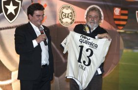 O presidente Luiz Inacio Lula da Silva recebeu esta noite homenagem do Corinthians no Parque São Jorge, como Torcedor do Centenario, e do Clube dos 13 como Chanceler do Futebol Brasileiro