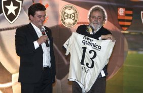 O presidente Luiz Inacio Lula da Silva recebeu esta noite homenagem do Corinthians no Parque So Jorge, como Torcedor do Centenario, e do Clube dos 13 como Chanceler do Futebol Brasileiro