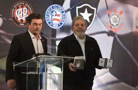 O presidente Luiz Inacio Lula da Silva recebeu esta noite homenagem do Corinthians no Parque So Jorge, como Torcedor do Centenario, e do Clube dos 13 como Chanceler do Futebol Brasileiro